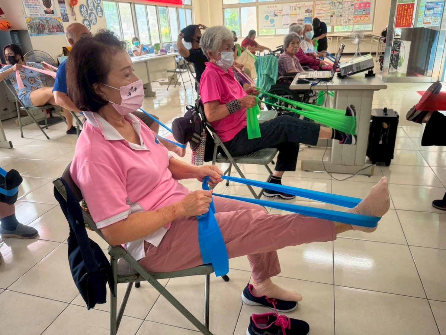 長輩參與 預防失智活動 時開心互動，在社區關懷據點建立互助支持網，延緩失能老化