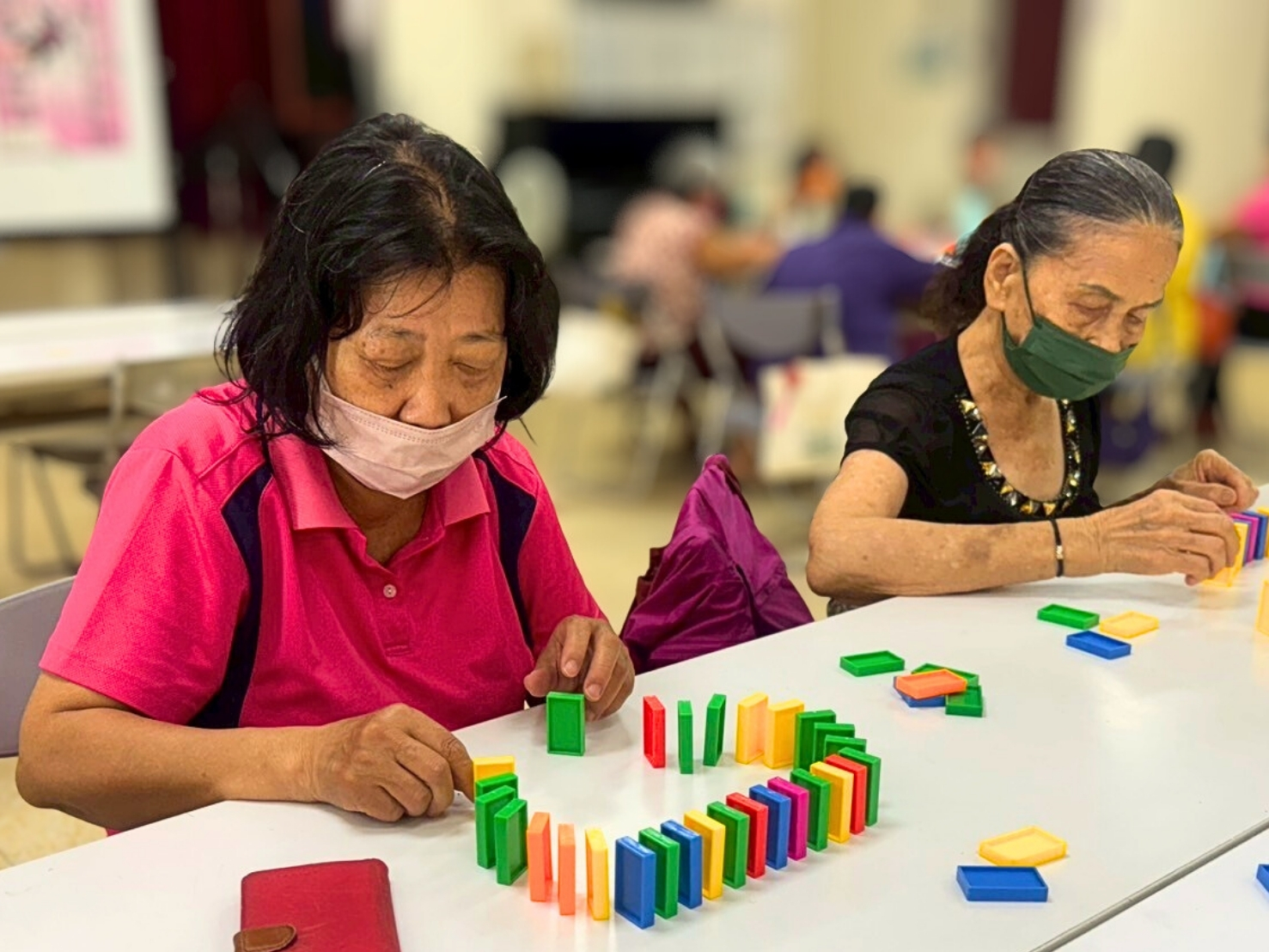 預防失智活動 現場：受邀據點長者透過骨牌遊戲訓練手眼協調與專注力。