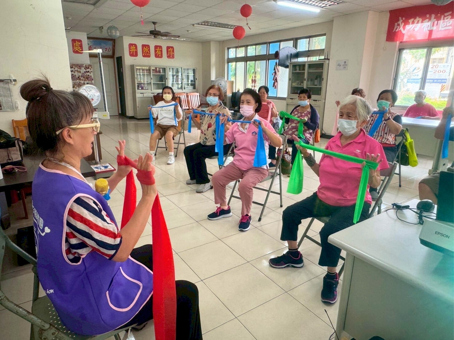 專業講師走進社區關懷據點提供 預防失智活動 與大腦體操課程引導。