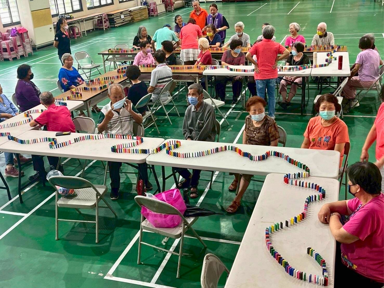 預防失智活動 現場：受邀據點長者透過骨牌遊戲訓練手眼協調與專注力。