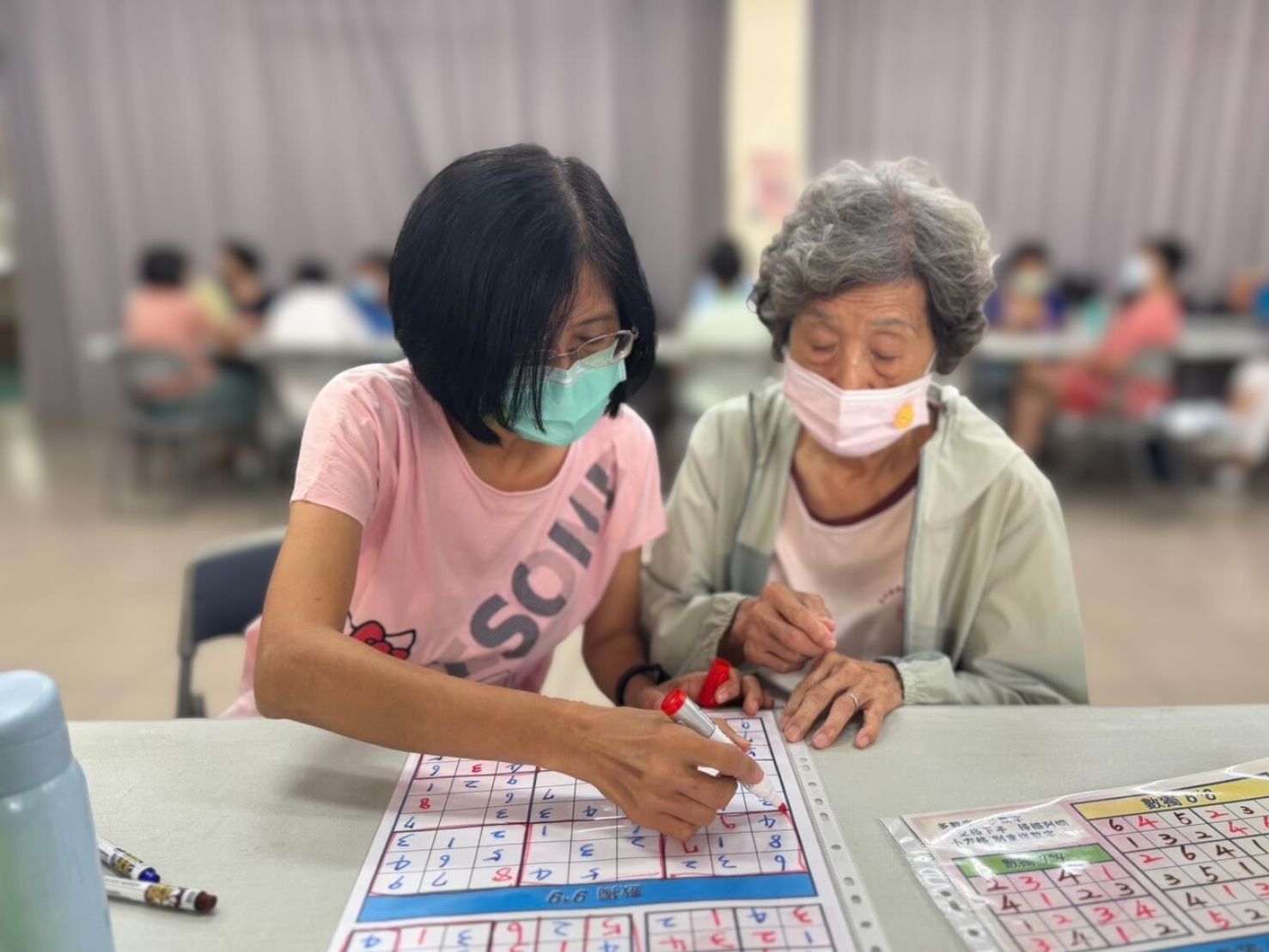 預防失智活動，長輩專注練習數獨大腦體操。