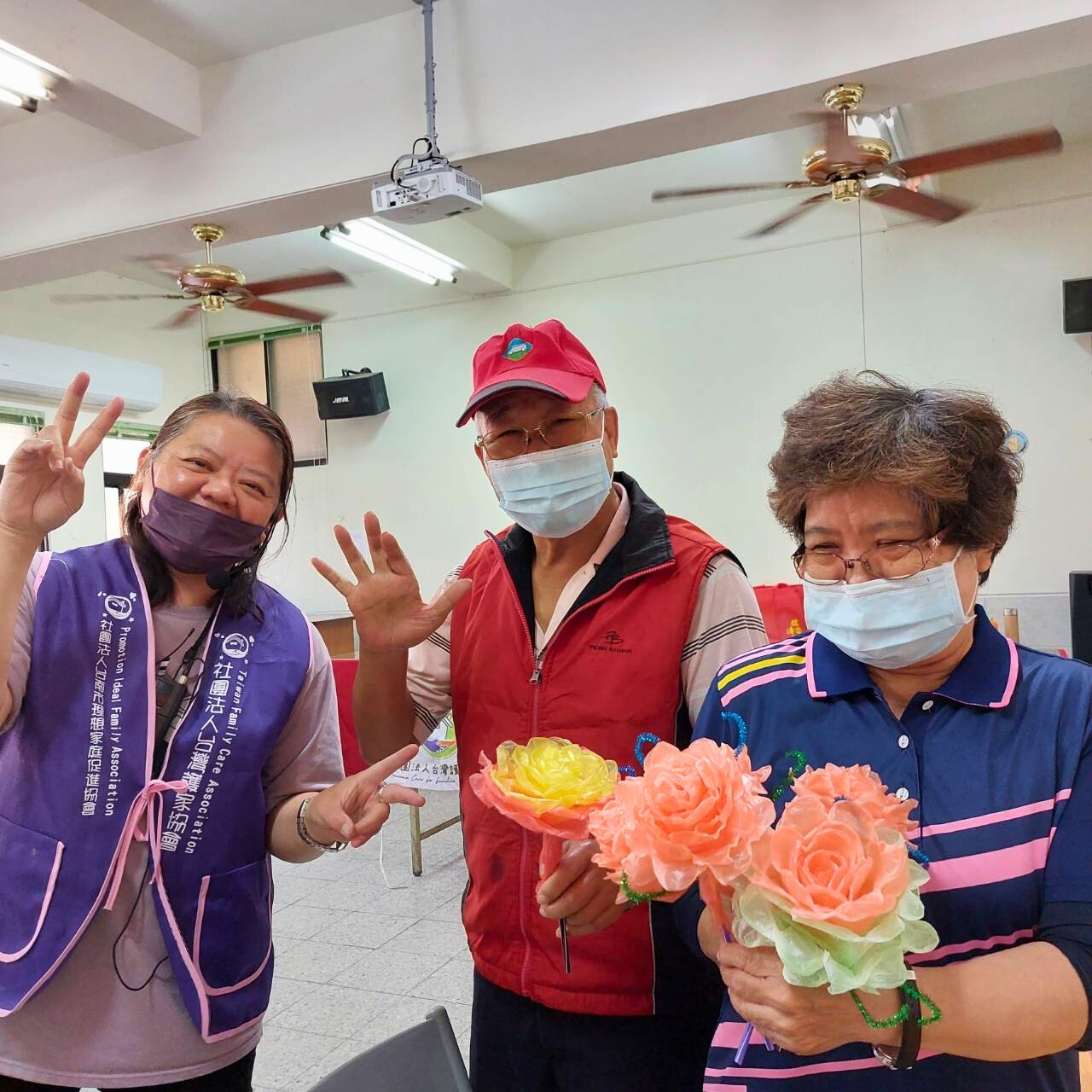 長輩參與 預防失智活動 時開心互動，在社區關懷據點建立互助支持網，延緩失能老化